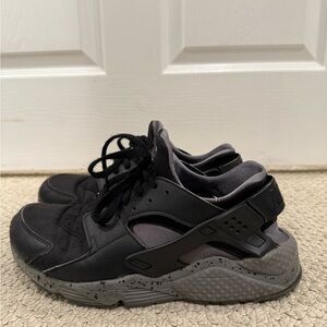 Nike Air Huarache 'Triple Black' sneaker